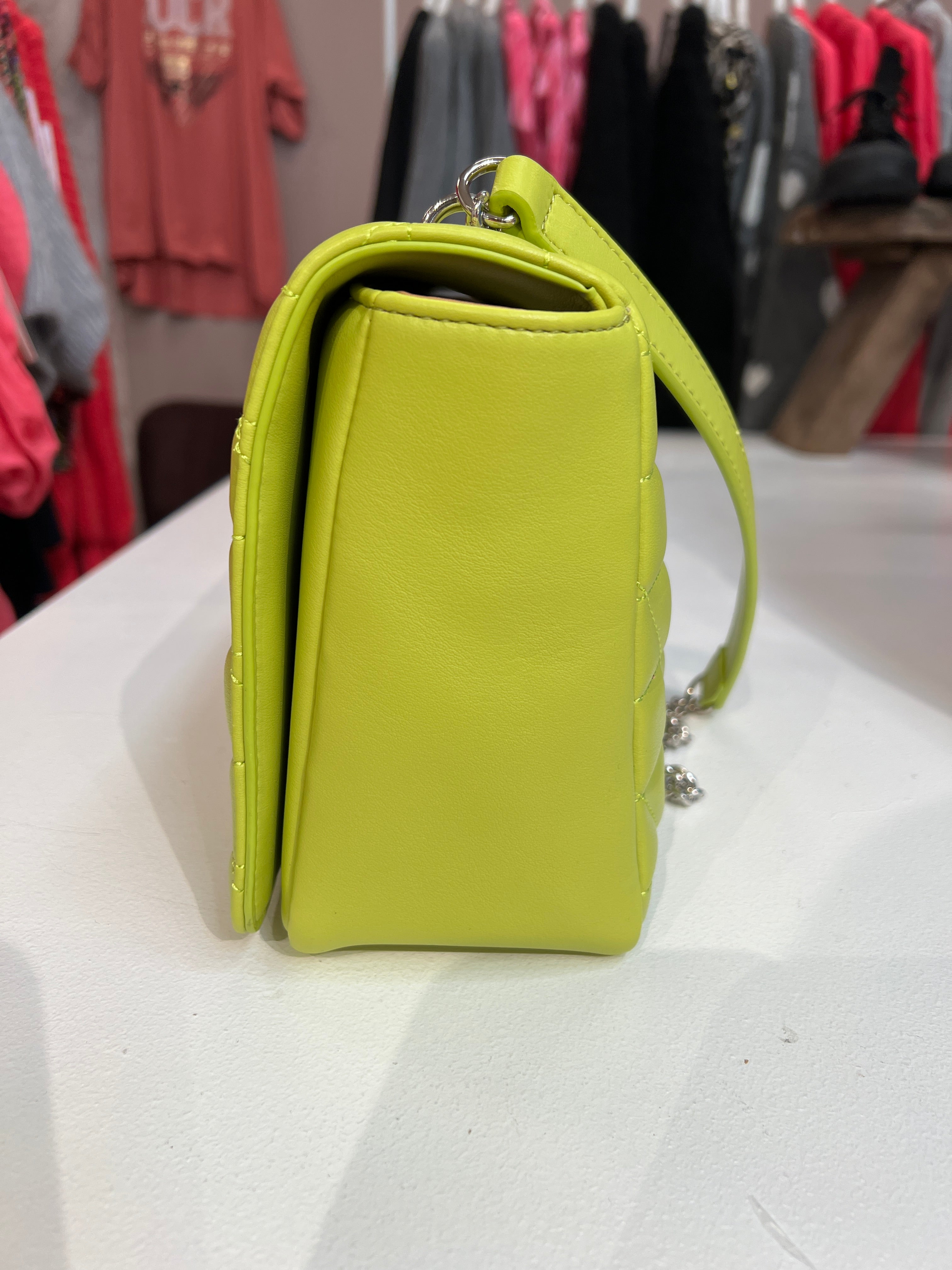 Hallie - Stor crossbag med sølv kæde og lukning